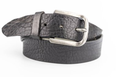 Eskimiş gümüş tokalı desenli gerçek deri kemer. Dayanıklı, ince taneli giyin. Kot pantolon ya da iş elbisesi için ideal..