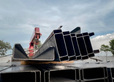 İnşaat alanının önündeki çarşaf yığını, ölü kesim yığını çelik malzeme deposu inşaat alanının önündeki duvarı muhafaza ediyor.