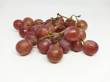 Beyaz arkaplanda izole edilmiş üzümlerin fotoğrafını kapat
