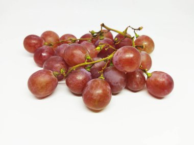 Beyaz arkaplanda izole edilmiş üzümlerin fotoğrafını kapat