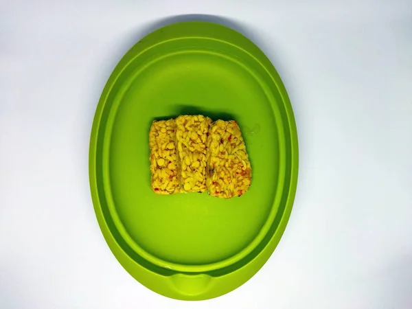 带有黄色调料的淡食是原产于印尼的加工过的暴食之一 黄色来自姜黄 味道包括盐 大蒜和辣椒 — 图库照片