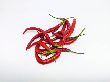 Beyaz arkaplanda kırmızı biber.
