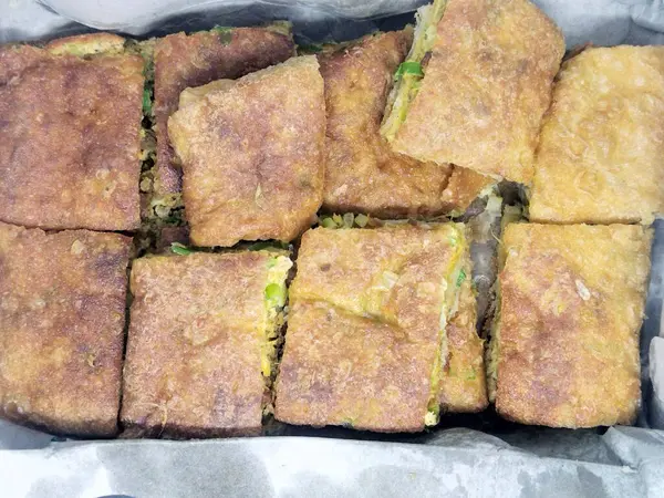 Martabak Telur yakın çekim fotoğrafı. Endonezya yemeklerinden biri. Yumurta, taze soğan ve etle doldurulmuş tuzlu tava..