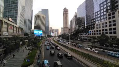 Jakarta, Endonezya - 22 Ekim 2023: Jakarta 'da trafik. Endonezya 'nın en büyük şehirlerinden biri..