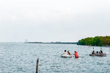 Birisi Cirebon sahilinde bir tekneyle oynuyor.