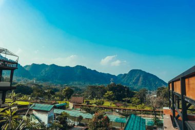 Tepeleri, pirinç tarlaları, Endonezya 'daki Saung ağaçları olan doğal manzara.