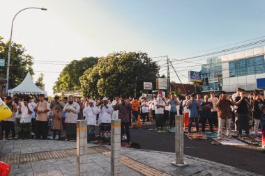 Cirebon, Endonezya-29 Haziran 2023: Kurban Bayramı duaları. Endonezya Müslüman cemaati açık alanda Kurban Bayramı, Adha veya Cuma namazı kılıyor. Kurban Bayramı, Fitr veya Cuma namazı.