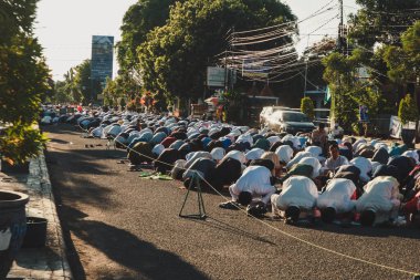 Cirebon, Endonezya-29 Haziran 2023: Kurban Bayramı duaları. Endonezya Müslüman cemaati açık alanda Kurban Bayramı, Adha veya Cuma namazı kılıyor. Kurban Bayramı, Fitr veya Cuma namazı.