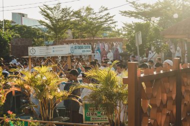 Cirebon, Endonezya-29 Haziran 2023: Kurban Bayramı duaları. Endonezya Müslüman cemaati açık alanda Kurban Bayramı, Adha veya Cuma namazı kılıyor. Kurban Bayramı, Fitr veya Cuma namazı.