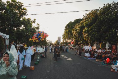 Cirebon, Endonezya-29 Haziran 2023: Kurban Bayramı duaları. Endonezya Müslüman cemaati açık alanda Kurban Bayramı, Adha veya Cuma namazı kılıyor. Kurban Bayramı, Fitr veya Cuma namazı.