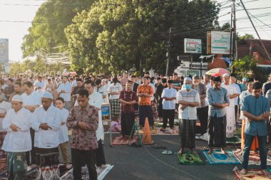 Cirebon, Endonezya-29 Haziran 2023: Kurban Bayramı duaları. Endonezya Müslüman cemaati açık alanda Kurban Bayramı, Adha veya Cuma namazı kılıyor. Kurban Bayramı, Fitr veya Cuma namazı.