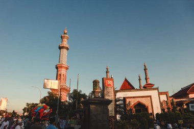 Cirebon, Endonezya-29 Haziran 2023: Kurban Bayramı duaları. Endonezya Müslüman cemaati açık alanda Kurban Bayramı, Adha veya Cuma namazı kılıyor. Kurban Bayramı, Fitr veya Cuma namazı.