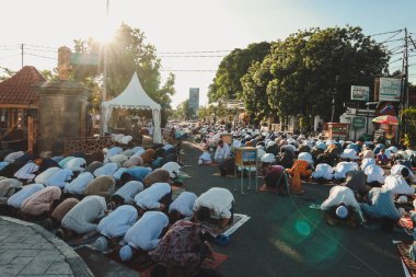 Cirebon, Endonezya-29 Haziran 2023: Kurban Bayramı duaları. Endonezya Müslüman cemaati açık alanda Kurban Bayramı, Adha veya Cuma namazı kılıyor. Kurban Bayramı, Fitr veya Cuma namazı.