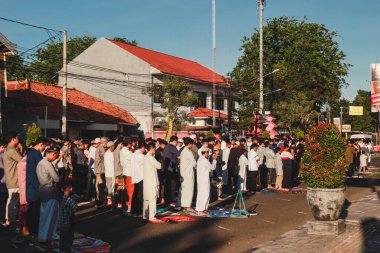Cirebon, Endonezya-29 Haziran 2023: Kurban Bayramı duaları. Endonezya Müslüman cemaati açık alanda Kurban Bayramı, Adha veya Cuma namazı kılıyor. Kurban Bayramı, Fitr veya Cuma namazı.