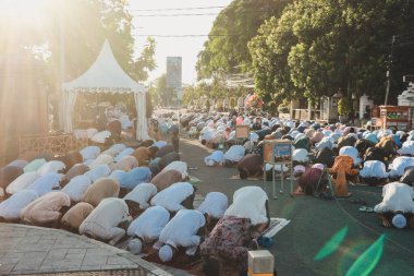 Cirebon, Endonezya-29 Haziran 2023: Kurban Bayramı duaları. Endonezya Müslüman cemaati açık alanda Kurban Bayramı, Adha veya Cuma namazı kılıyor. Kurban Bayramı, Fitr veya Cuma namazı.