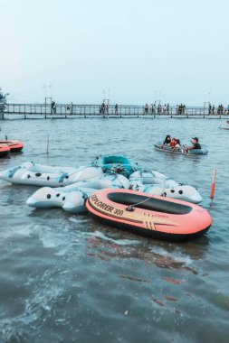 Sabah Kejawanan plajında, plaj turu lastik botla, Cirebon, Endonezya, 01 Eylül 2023