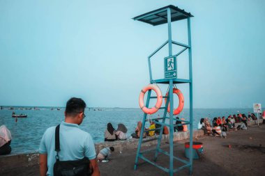 Sabah Kejawanan plajında, plaj turu lastik botla, Cirebon, Endonezya, 01 Eylül 2023