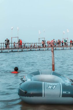 Sabah Kejawanan plajında, plaj turu lastik botla, Cirebon, Endonezya, 01 Eylül 2023