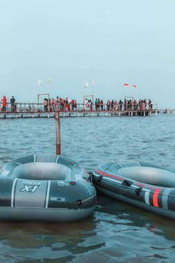 Sabah Kejawanan plajında, plaj turu lastik botla, Cirebon, Endonezya, 01 Eylül 2023