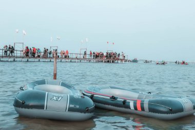 Sabah Kejawanan plajında, plaj turu lastik botla, Cirebon, Endonezya, 01 Eylül 2023