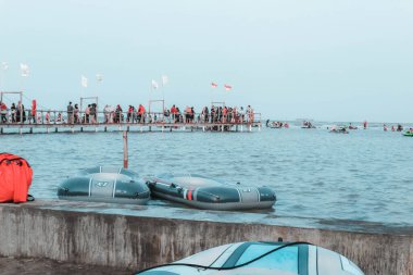 Sabah Kejawanan plajında, plaj turu lastik botla, Cirebon, Endonezya, 01 Eylül 2023