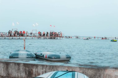 Sabah Kejawanan plajında, plaj turu lastik botla, Cirebon, Endonezya, 01 Eylül 2023