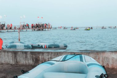 Sabah Kejawanan plajında, plaj turu lastik botla, Cirebon, Endonezya, 01 Eylül 2023
