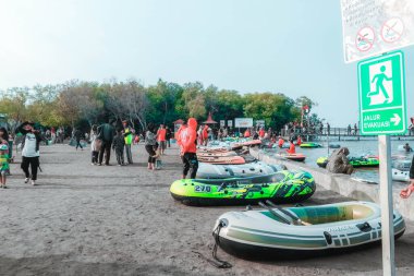 Sabah Kejawanan plajında, plaj turu lastik botla, Cirebon, Endonezya, 01 Eylül 2023