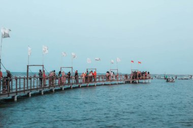 Sabah Kejawanan plajında, plaj turu lastik botla, Cirebon, Endonezya, 01 Eylül 2023