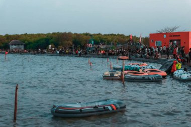 Sabah Kejawanan plajında, plaj turu lastik botla, Cirebon, Endonezya, 01 Eylül 2023