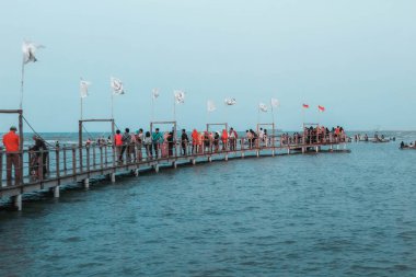 Sabah Kejawanan plajında, plaj turu lastik botla, Cirebon, Endonezya, 01 Eylül 2023