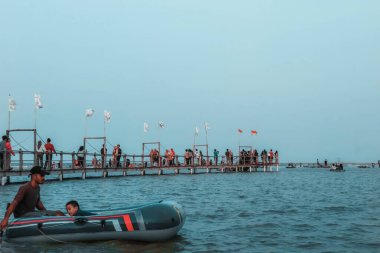 Sabah Kejawanan plajında, plaj turu lastik botla, Cirebon, Endonezya, 01 Eylül 2023