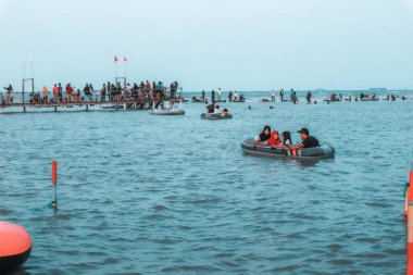 Sabah Kejawanan plajında, plaj turu lastik botla, Cirebon, Endonezya, 01 Eylül 2023