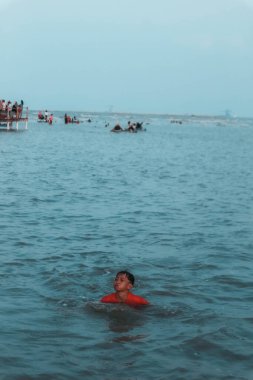 Sabah Kejawanan plajında, plaj turu lastik botla, Cirebon, Endonezya, 01 Eylül 2023