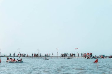 Sabah Kejawanan plajında, plaj turu lastik botla, Cirebon, Endonezya, 01 Eylül 2023