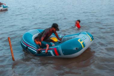 Sabah Kejawanan plajında, plaj turu lastik botla, Cirebon, Endonezya, 01 Eylül 2023