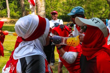 Endonezyalı bir grup kadın, zaferi Endonezya 'nın 1 Eylül 2023 tarihli bağımsızlık gününde ellerinde bayraklarla kutluyor.