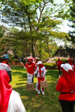 Endonezyalı bir grup kadın, zaferi Endonezya 'nın 1 Eylül 2023 tarihli bağımsızlık gününde ellerinde bayraklarla kutluyor.