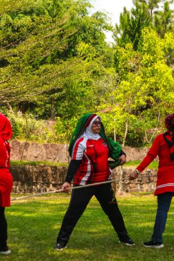 Endonezyalı bir grup kadın, zaferi Endonezya 'nın 1 Eylül 2023 tarihli bağımsızlık gününde ellerinde bayraklarla kutluyor.