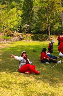 Endonezyalı bir grup kadın, zaferi Endonezya 'nın 1 Eylül 2023 tarihli bağımsızlık gününde ellerinde bayraklarla kutluyor.