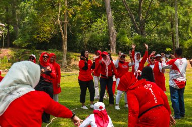 Endonezyalı bir grup kadın, zaferi Endonezya 'nın 1 Eylül 2023 tarihli bağımsızlık gününde ellerinde bayraklarla kutluyor.