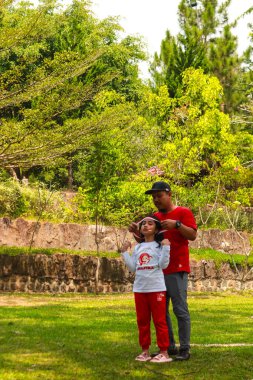 Endonezyalı bir grup kadın, zaferi Endonezya 'nın 1 Eylül 2023 tarihli bağımsızlık gününde ellerinde bayraklarla kutluyor.