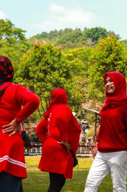 Endonezyalı bir grup kadın, zaferi Endonezya 'nın 1 Eylül 2023 tarihli bağımsızlık gününde ellerinde bayraklarla kutluyor.