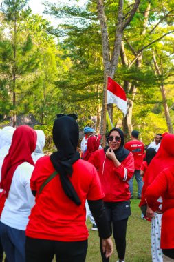 Endonezyalı kadınlar zaferi Endonezya 'nın bağımsızlık gününde bayrak sallayarak kutluyorlar.