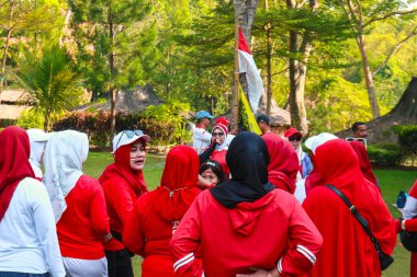 Endonezyalı kadınlar zaferi Endonezya 'nın bağımsızlık gününde bayrak sallayarak kutluyorlar.