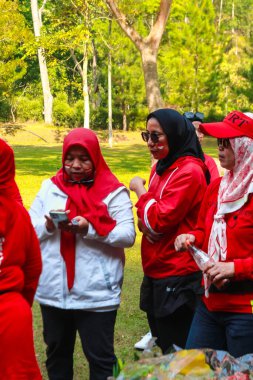 Endonezyalı kadınlar zaferi Endonezya 'nın bağımsızlık gününde bayrak sallayarak kutluyorlar.