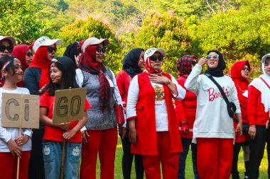 Endonezyalı kadınlar zaferi Endonezya 'nın bağımsızlık gününde bayrak sallayarak kutluyorlar.