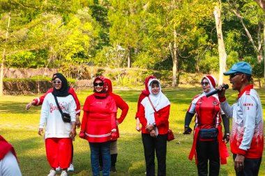 Endonezyalı kadınlar zaferi Endonezya 'nın bağımsızlık gününde bayrak sallayarak kutluyorlar.