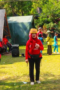 Endonezyalı kadınlar zaferi Endonezya 'nın bağımsızlık gününde bayrak sallayarak kutluyorlar.