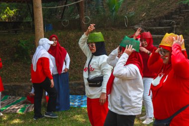 Endonezyalı kadınlar zaferi Endonezya 'nın bağımsızlık gününde bayrak sallayarak kutluyorlar.